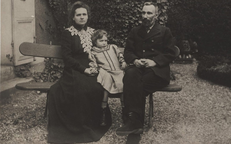 پیر و ماری و ایرن کوری؛ منبع عکس: Musee Curie، عکاس: Albert Harlingue