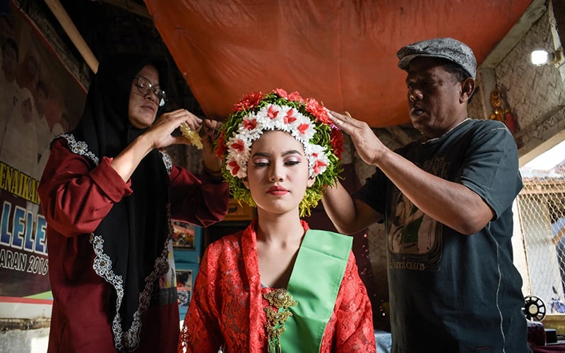 آرایش یک دختر برای جشنواره‌ای تایلندی