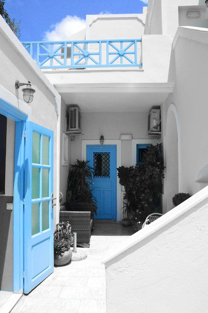 درهای آبی رنگ ساختمان‌ها در سانتورینی 