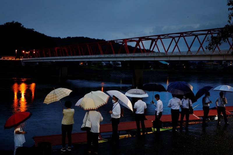 بازدیدکنندگان منتظر سوار شدن به قایق تماشای ماهیگیری باکلان در رودخانه ناگارا ژاپن؛ منبع عکس: Reuters؛ عکاس: Kim Kyung-Hoon