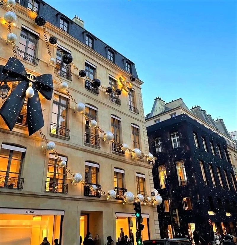 تزیین نمای ساختمانی در پاریس برای کریسمس