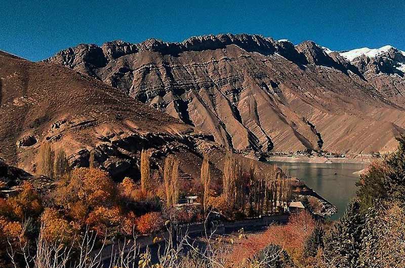 کوه های اطراف روستای واریان در دریاچه سد امیرکبیر، منبع عکس: صفحه اینستاگرام varian_jazire، عکاس نامشخص