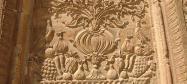 سنگ تراشی ها و تزئینات صورت گرفته در نمای بیرونی کاخ خورشید؛ منبع عکس: گوگل مپ؛ عکاس: فرهاد حسین زاده