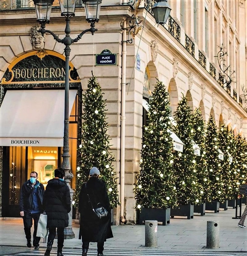 تزیین ساختمانی در پاریس با درخت کریسمس