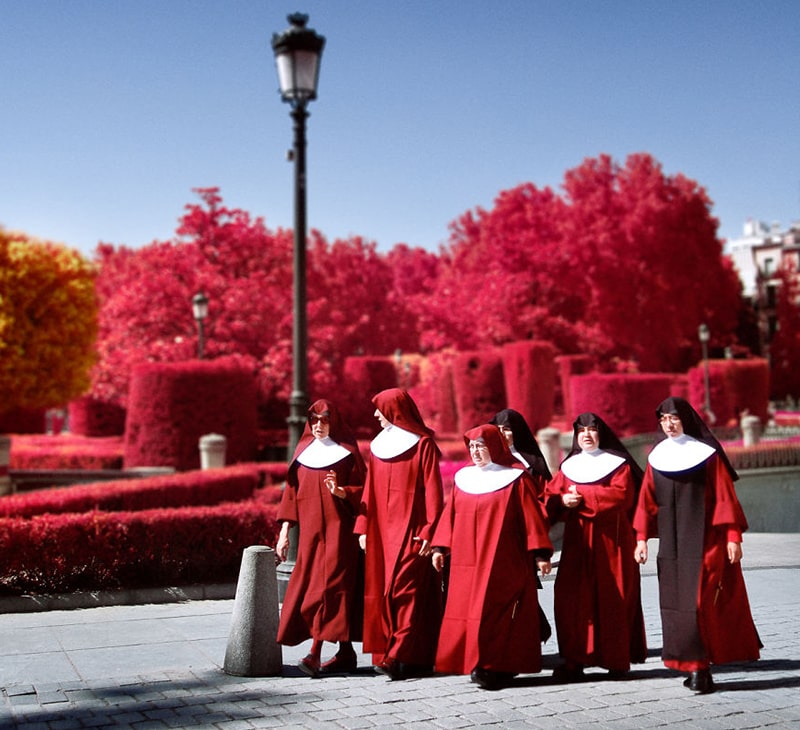 راهبه ها با لباس قرمز در مادرید