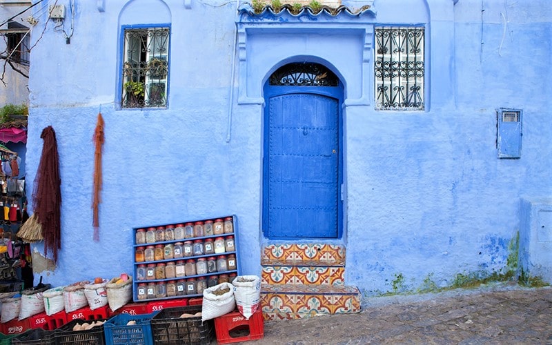 بساط دست‌فروش جلوی خانه‌ای در شهر شفشاون مراکش، منبع عکس: unsplash.com، عکاس: Elizabeth Gottwald