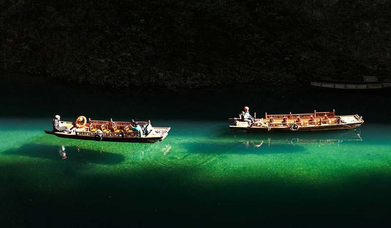 دو قایق تفریحی در دریاچه پینگشان