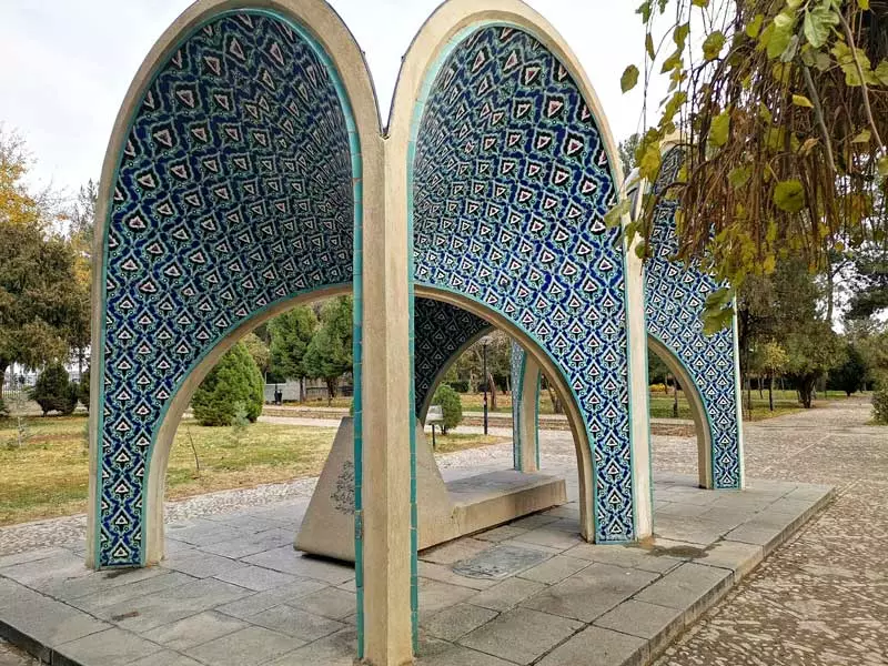 آرامگاه کمال الملک؛ منبع عکس: گوگل مپ؛ عکاس: طهمورث اسدپور
