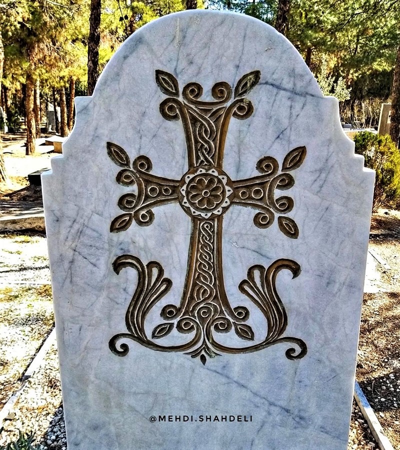 تصویر صلیب روی سنگ قبری در قبرستان ارامنه اصفهان، منبع عکس: اینستاگرام mehdi.shahdeli@، عکاس: مهدی شاه‌دلی