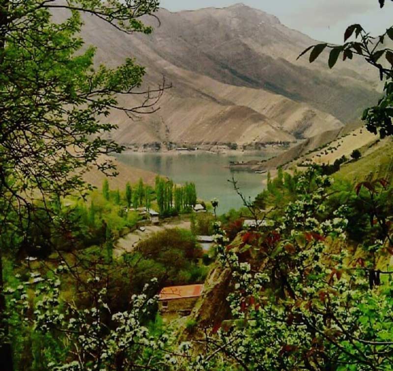 چشم انداز روستای واریان از دریاچه سد امیرکبیر در جوار کوهستان، منبع عکس: صفحه اینستاگرام karaj.yal، عکاس نامشخص 