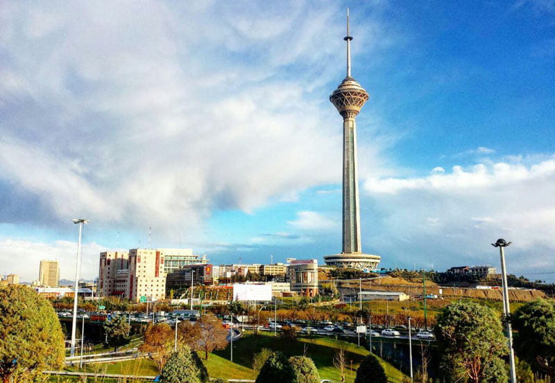 برج میلاد زیر آسمان آبی از نمای دور، منبع عکس: iran travel agency، عکاس نامشخص