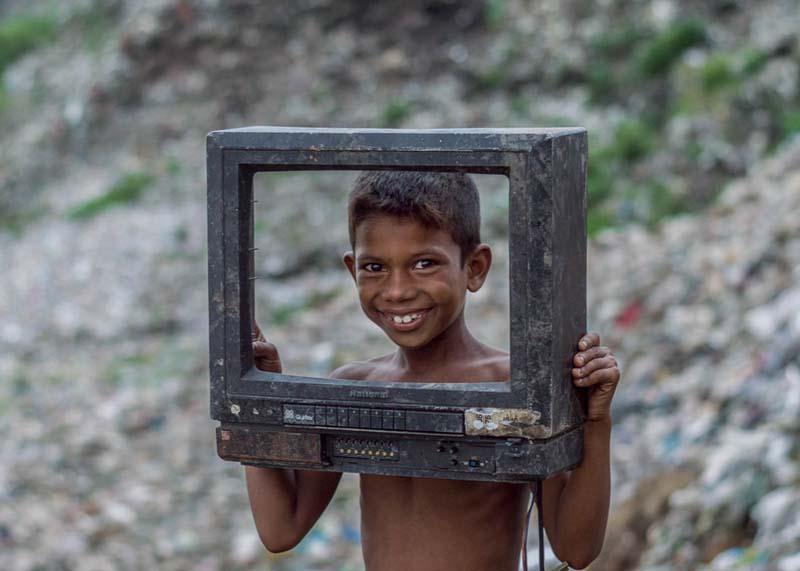 پسر بچه بنگلادشی با قاب خالی در دست
