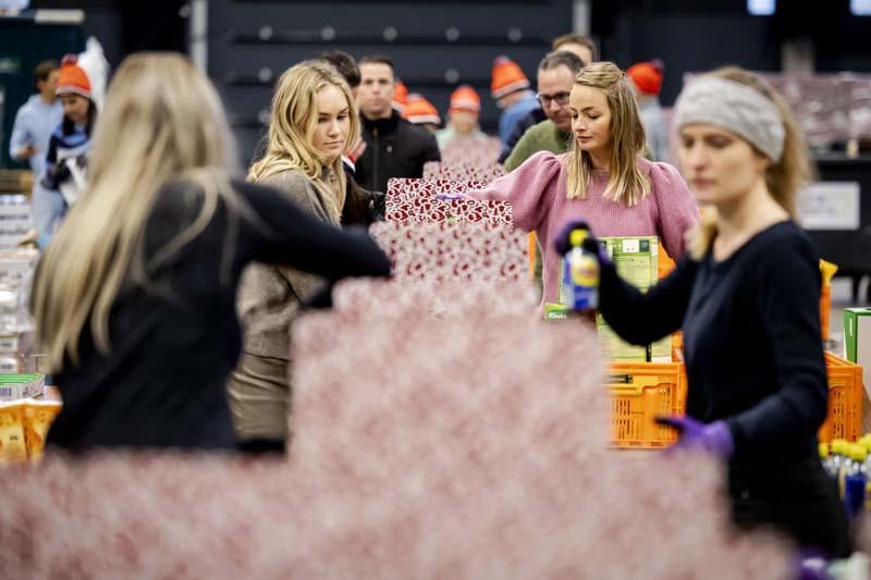 بسته‌بندی بسته‌های غذایی کریسمس توسط داوطلبان در هلند برای خانواده‌های نیازمند؛ منبع عکس: Shutterstock؛ عکاس: Hollandse Hoogte