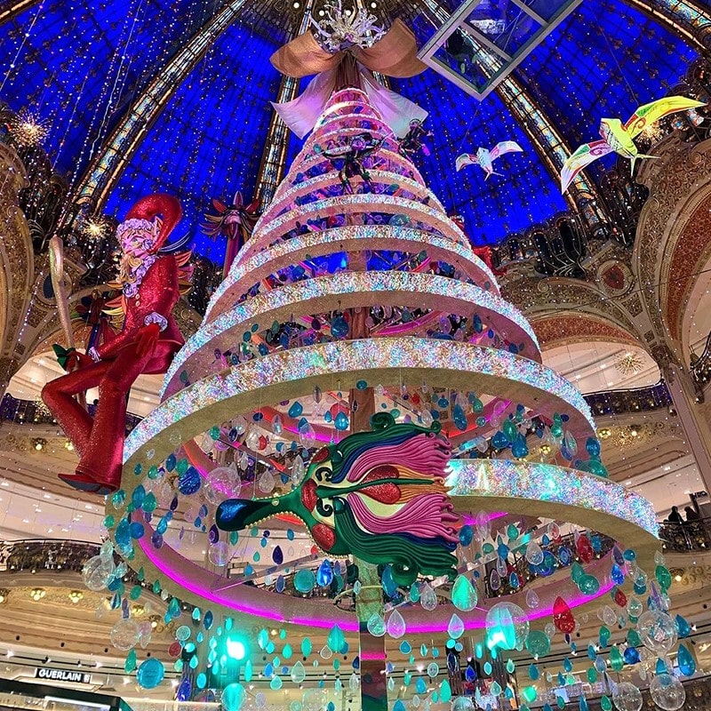 تزیین کریسمس در مرکز خریدی در پاریس