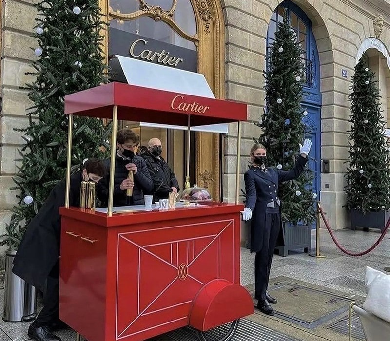 تزیینات کریسمس جلوی ساختمان کارتیه در پاریس