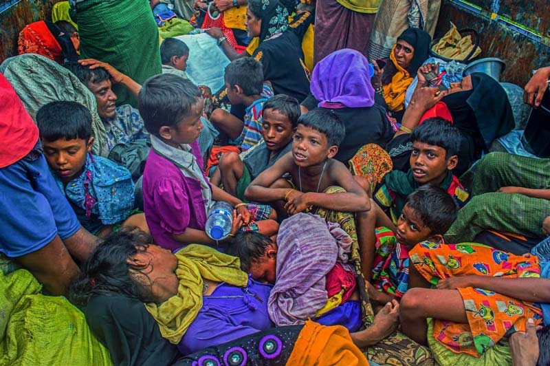 زنان و کودکان بنگلادشی با لباس‌های رنگی