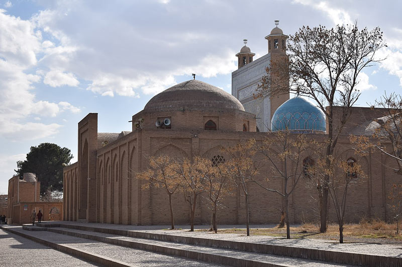 تصویری از آرامگاه شیخ احمد جامی و مسجد کنار آن؛ منبع عکس: ویکی مدیا؛ عکاس: پرنیان ندایی