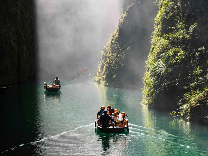قایق سواری گردشگران در دریاچه پینگشان چین