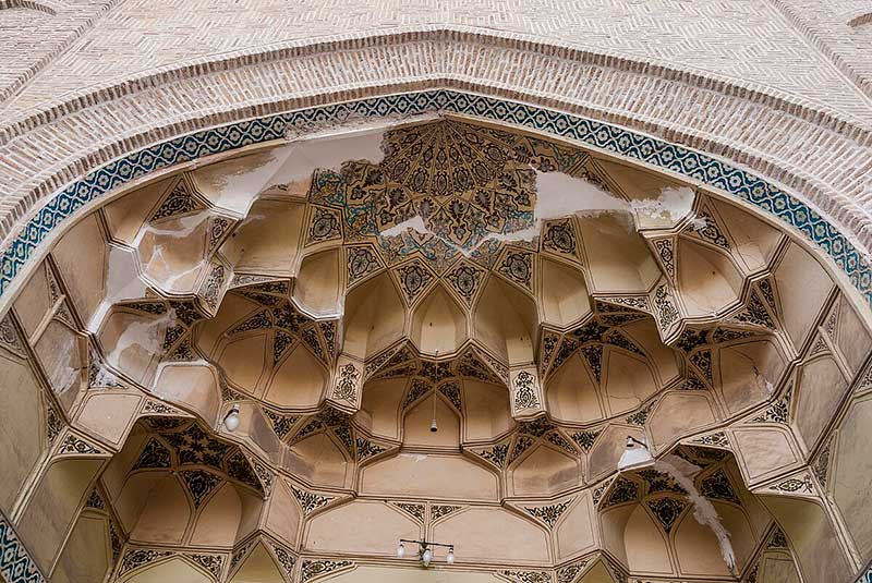 مقرنس مسجد جامع نیشابور؛ منبع عکس: ویکی مدیا؛ عکاس: شرمین نصیری