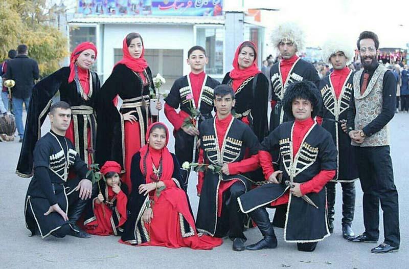 گروهی از زنان و مردان گرجی‌تبار در لباس سنتی