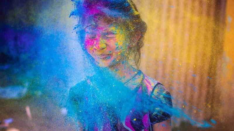 دختربچه هندی در جشن رنگ‌ها