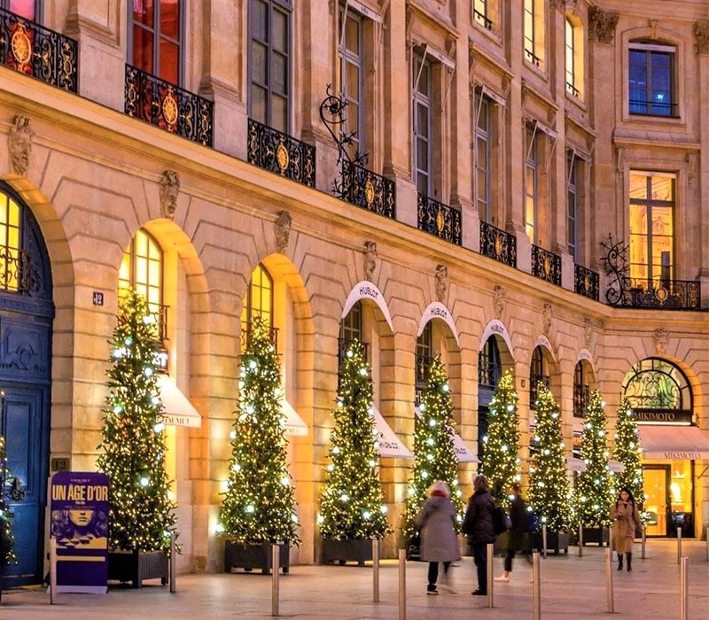 تزیین درخت کریسمس در خیابان پاریس