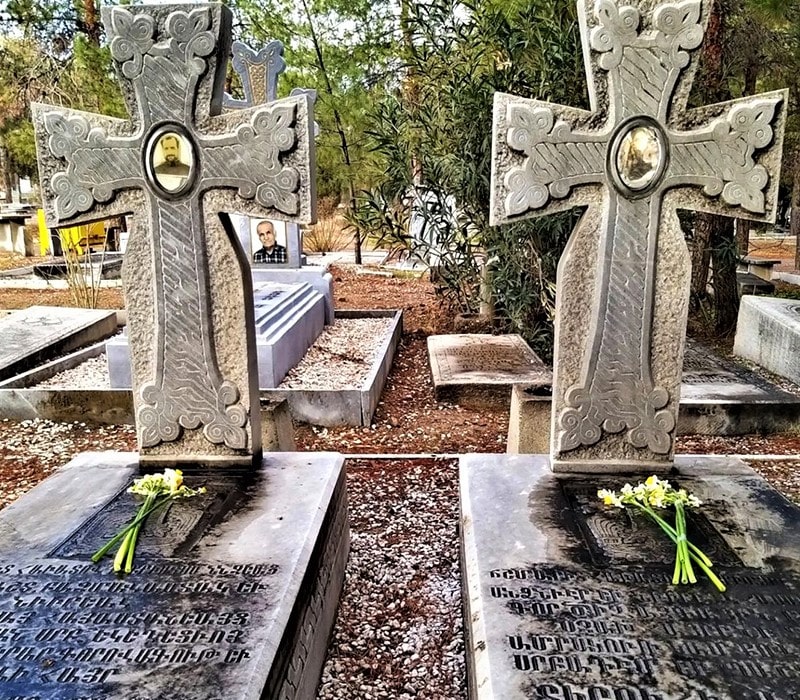 دو سنگ قبر در آرامستان ارامنه اصفهان، منبع عکس: اینستاگرام mehdi.shahdeli@، عکاس: مهدی شاه‌دلی