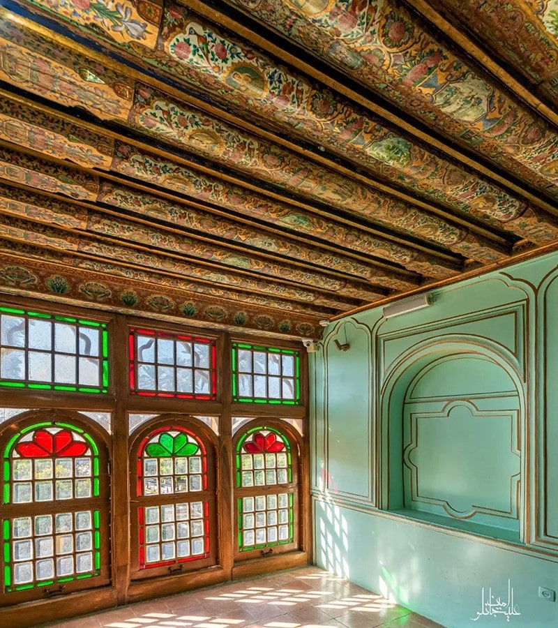 سقف نقاشی شده و پنجره های چوبی در باغ نارنجستان قوام شیراز، منبع عکس: اینستاگرام alijanlou.amin@، عکاس: امین علیجانلو