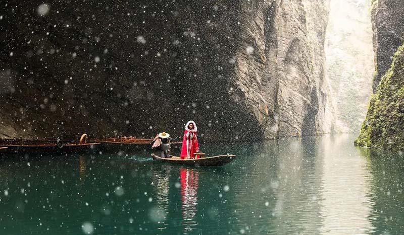 عکاسی از یک زن در میان دریاچه