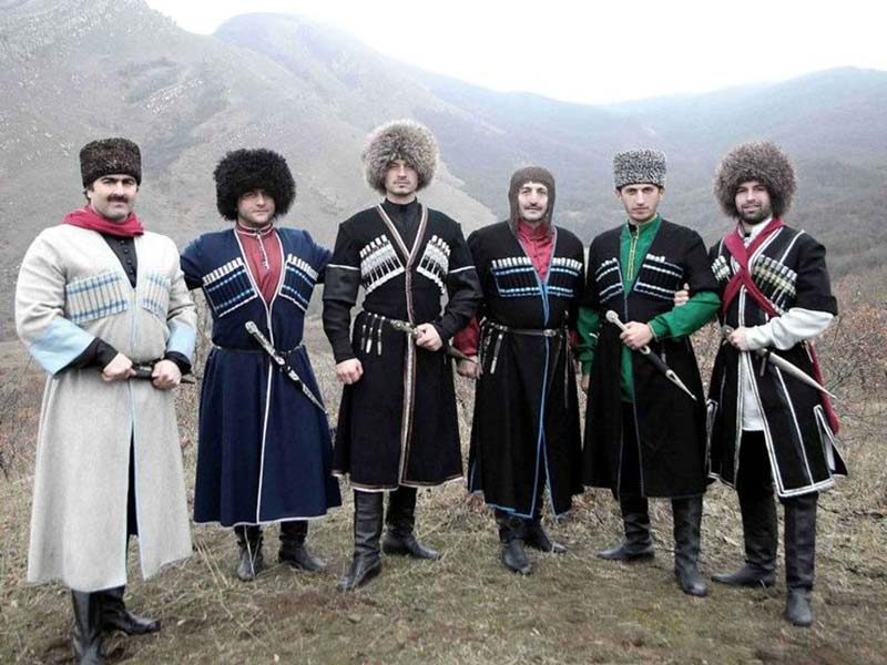 مردان گرجی در لباس سنتی 