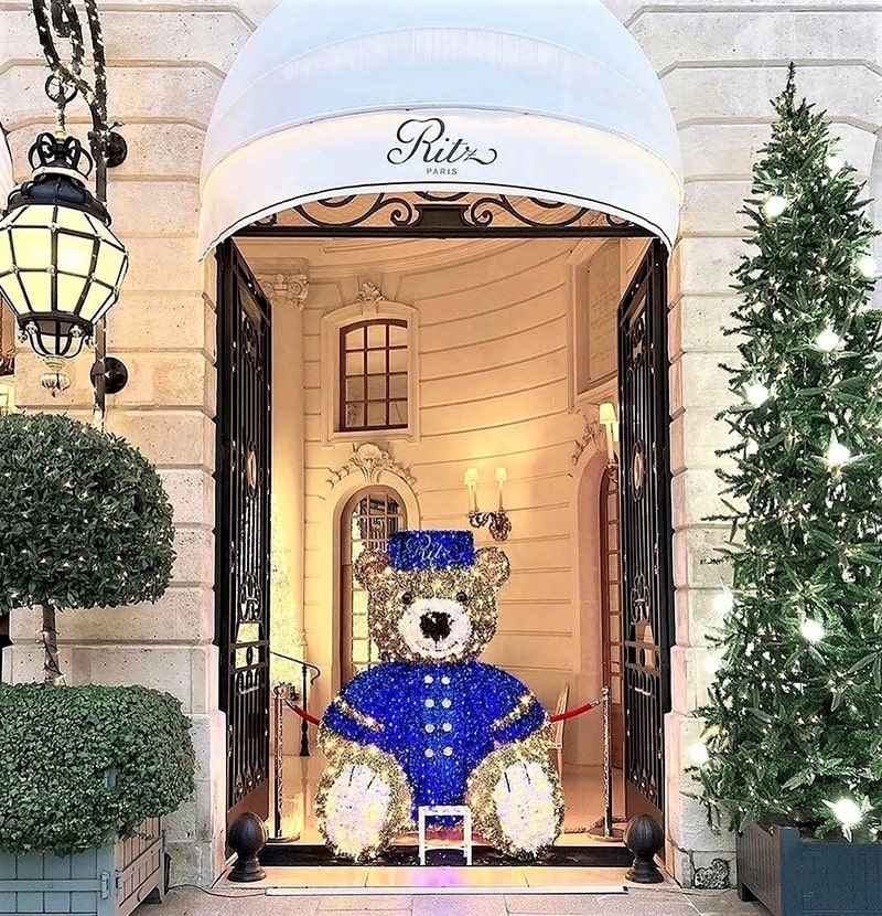 تزیین ساختمانی در پاریس با خرس آبی‌پوش