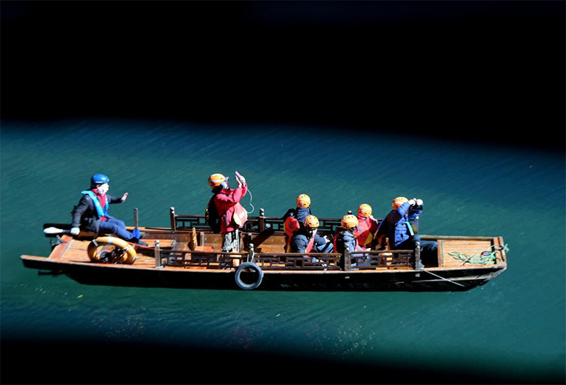 تماشای مناظر اطراف دریاچه پینگشان از روی قایق