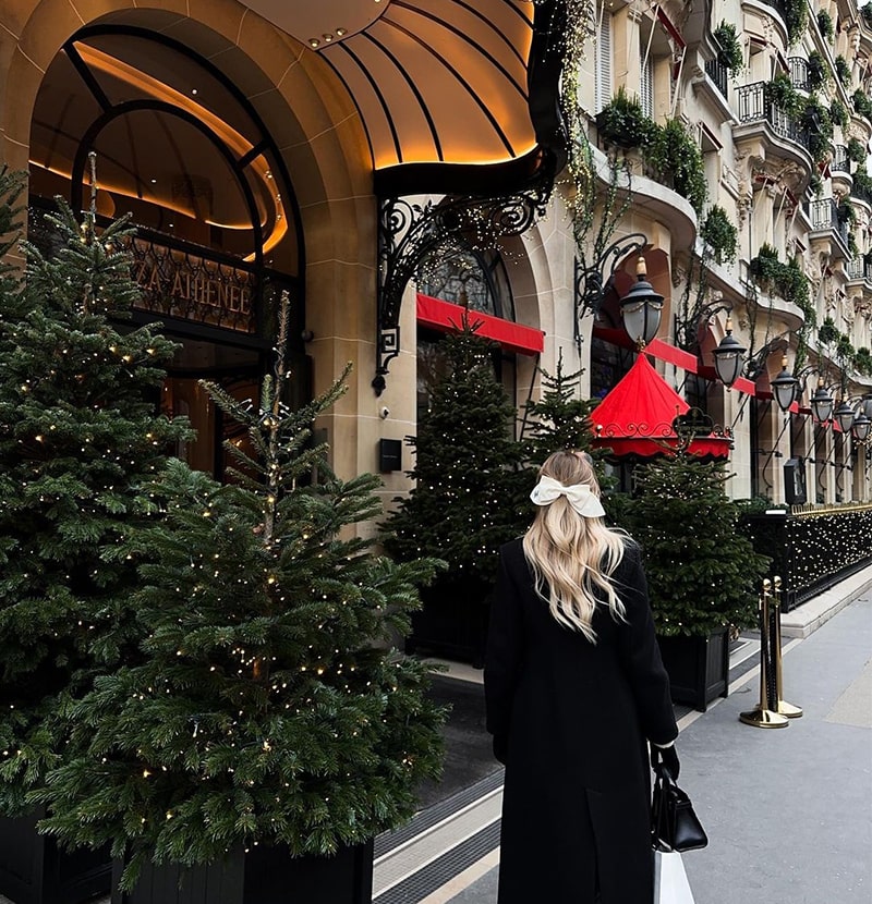 درخت کریسمس جلوی کافه‌ای در پاریس