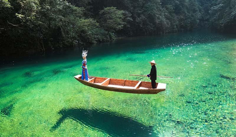 قایقی با دو سرنشین در رودخانه دره پینگشان چین 