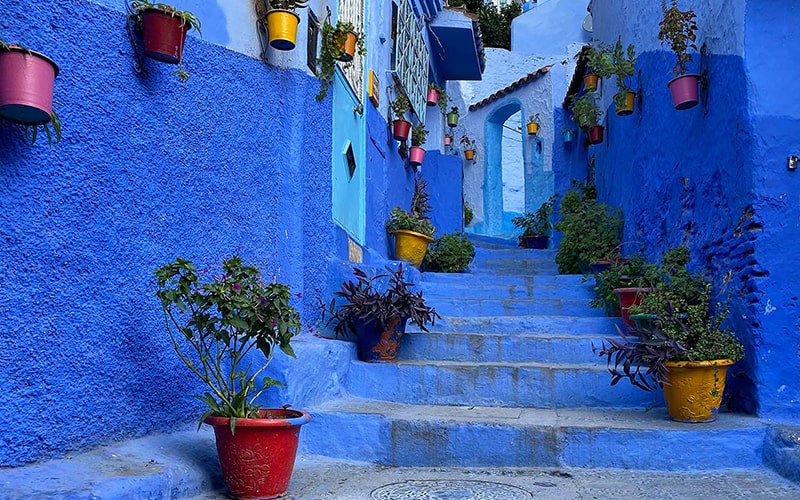 پلکان آبی رنگ در شهر شفشاون مراکش، منبع عکس: paulreiffer.com، عکاس: نامشخص