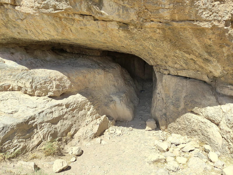 غار بیستون؛ منبع عکس: نشان، عکاس: نامشخص