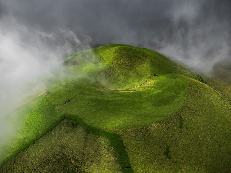تپه‌ای سبز و مه‌آلود در جزیره پیکو
