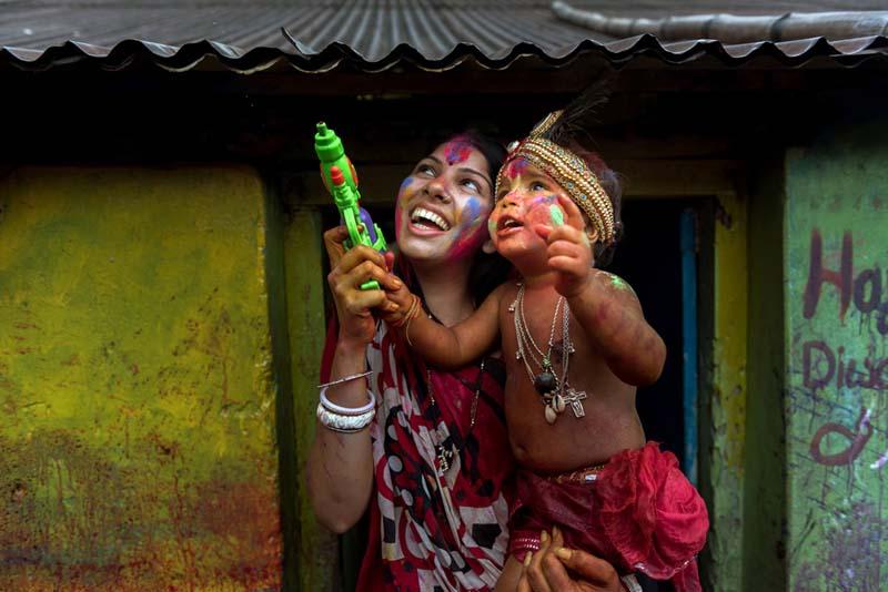 مادر و کودک بنگلادشی در حال بازی 