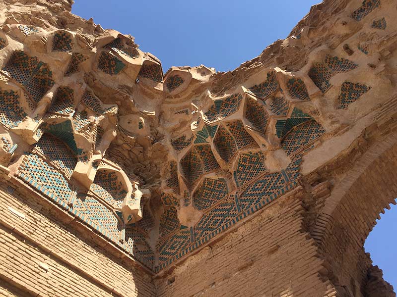 بقایای ایوان زیبای مسجد ملک زوزن؛ منبع عکس: گوگل مپ؛ عکاس: وحید عابدین زاده