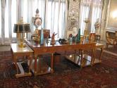 میز و صندلی منبت کاری با اشیا عتیقه در کاخ نیاوران، منبع عکس: پینترست، عکاس نامشخص 