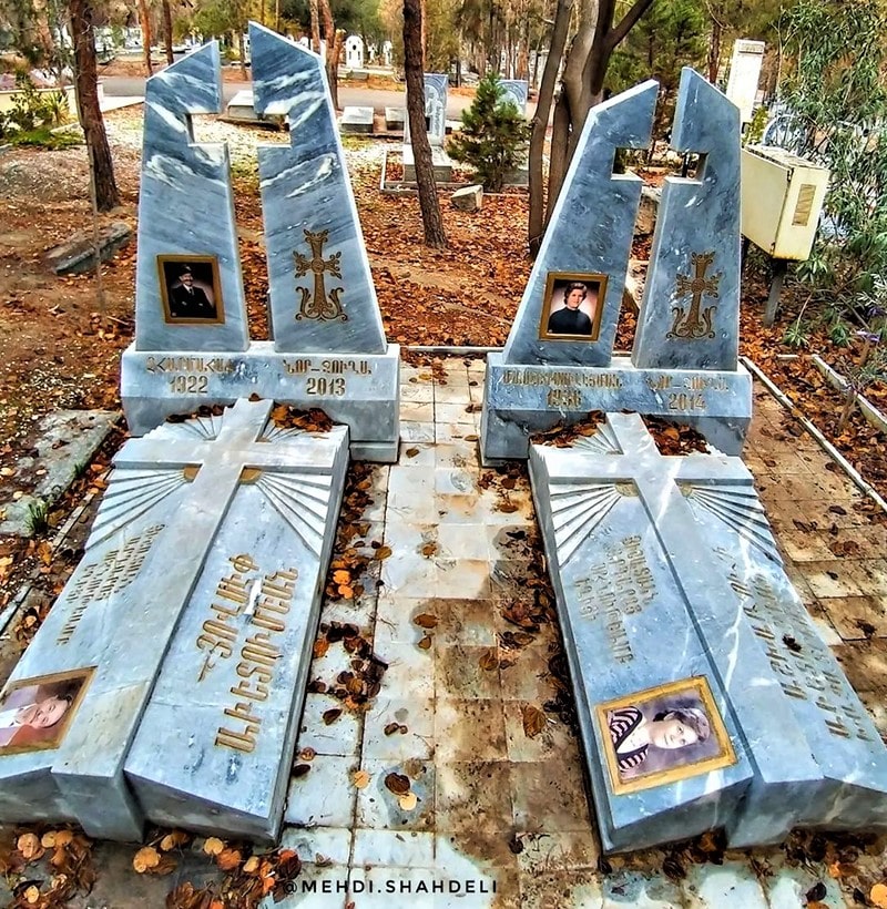 دو سنگ قبر در قبرستان ارامنه اصفهان، منبع عکس: اینستاگرام mehdi.shahdeli@، عکاس: مهدی شاه‌دلی