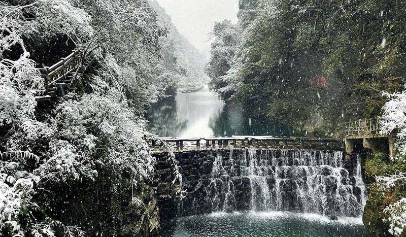 آبشار کوچک در دره برفی پینگشان در چین