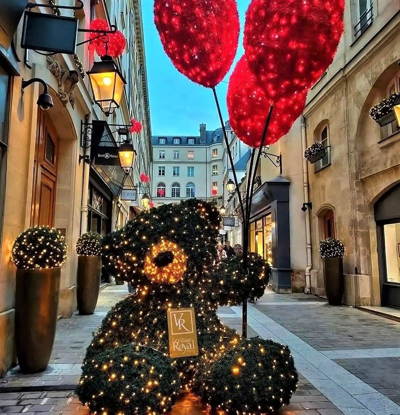 خرس با تزیینات کریسمس در پاریس