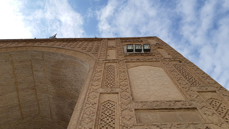 ایوان مسجد جامع نیشابور و تزئینات آن؛ منبع عکس: گوگل مپ؛ عکاس: فراز فیاض