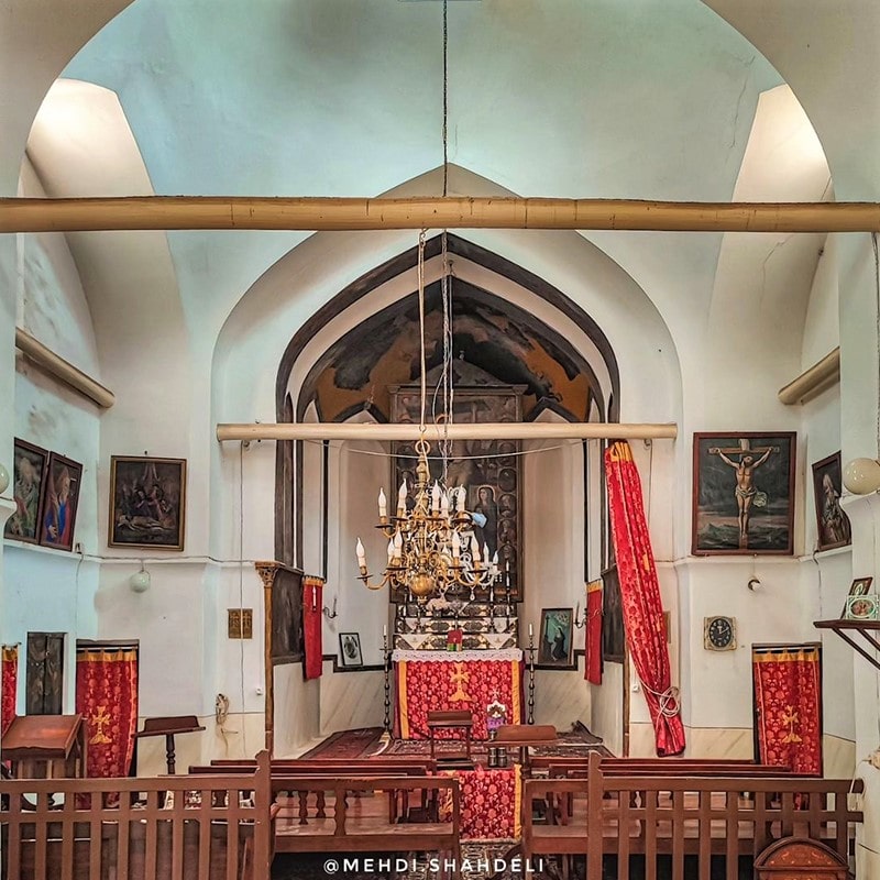 صندلی‌های چوبی در فضای داخلی کلیسای کاتارینه مقدس، منبع عکس: اینستاگرام mehdi.shahdeli@، عکاس: مهدی شاه‌دلی