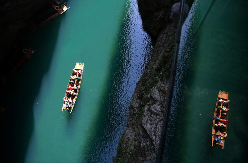 قایقی در حال عبور از دریاچه پینگشان