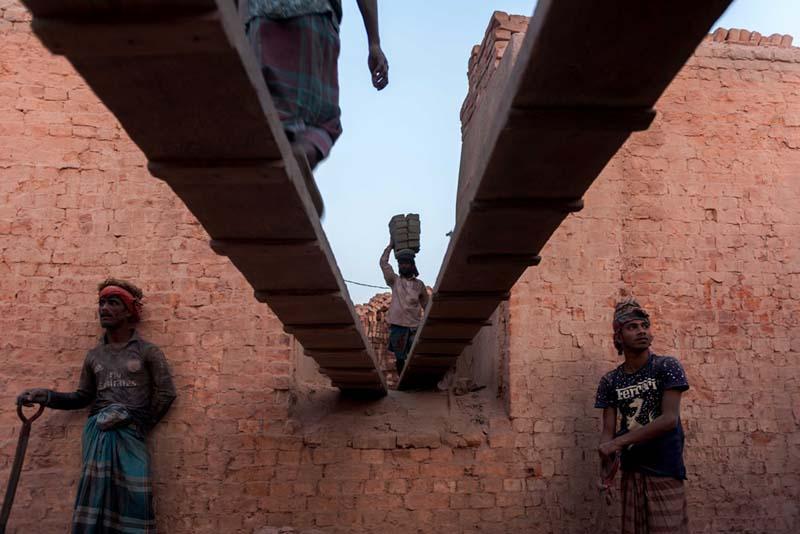 کارگران بنگلادشی در حال ساخت یک ساختمان