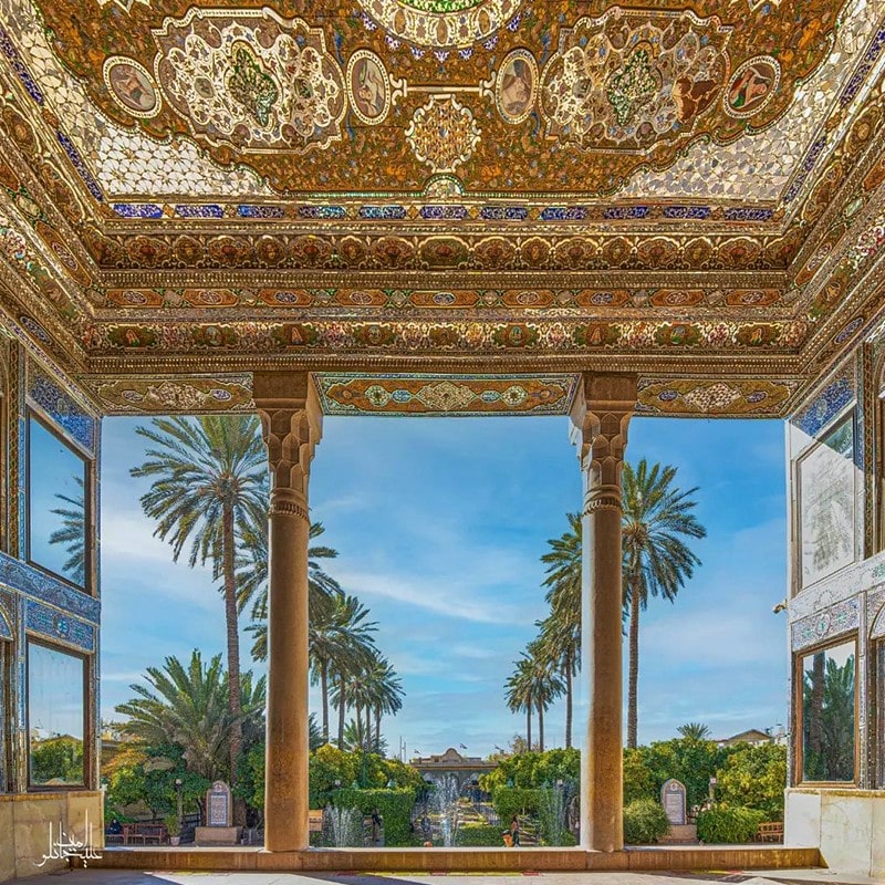 ایوان بزرگ و مملو از تزیینات عمارت اصلی در باغ نارنجستان قوام شیراز، منبع عکس: اینستاگرام alijanlou.amin@، عکاس: امین علیجانلو