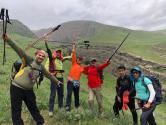 خوشحالی گردشگران بعد از پیمودن مسیر دره شمخال؛ منبع عکس: گوگل مپ؛ عکاس: samari magid