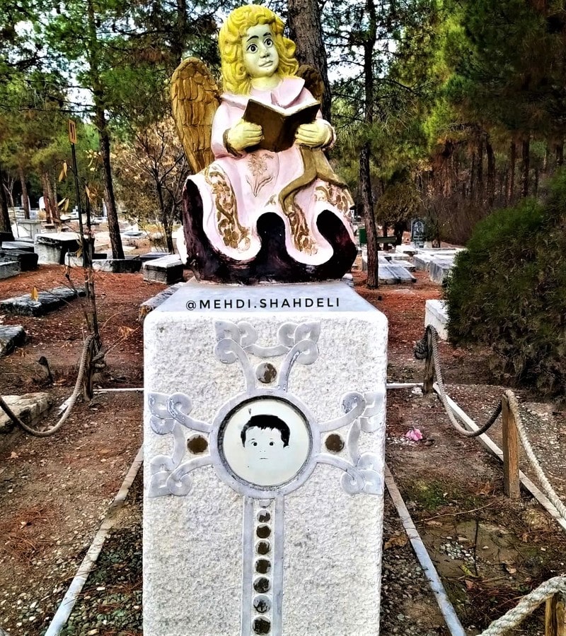 سنگ قبر کودک در قبرستان ارامنه اصفهان، منبع عکس: اینستاگرام mehdi.shahdeli@، عکاس: مهدی شاه‌دلی
